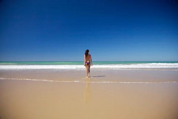 Kobieta przechodziła w morza w miejscowości conil — Zdjęcie stockowe