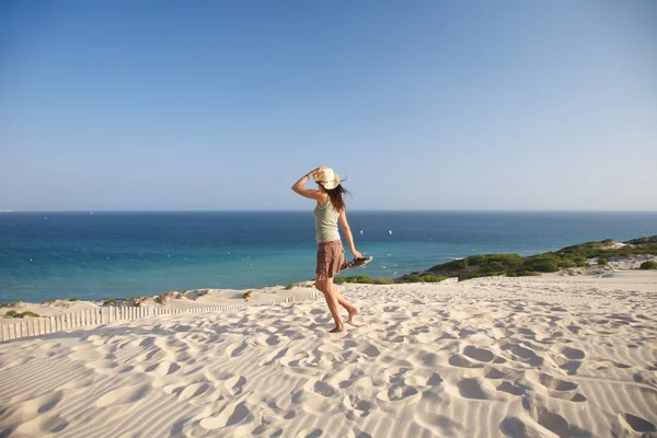 Жінка вигулює Атлантичний океан — стокове фото