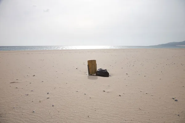 Poubelle en bois et sac en plastique à la plage — Photo
