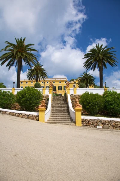 Gelbe Villa auf Menorca — Stockfoto