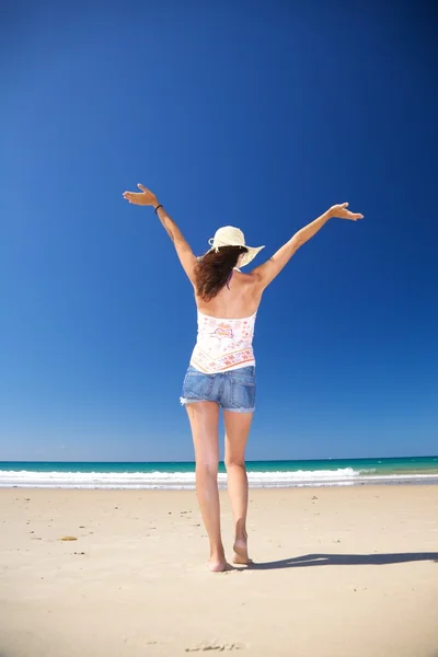 Πίσω ευτυχισμένη γυναίκα στην παραλία zahara — Φωτογραφία Αρχείου