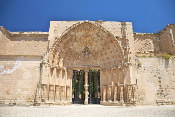 Дверь монастыря в соборе Лериды — стоковое фото
