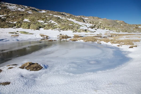 Iced lagunen på gredos — Stockfoto