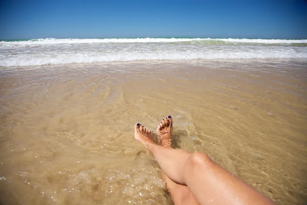 Pihenő lábát conil strandon — Stock Fotó