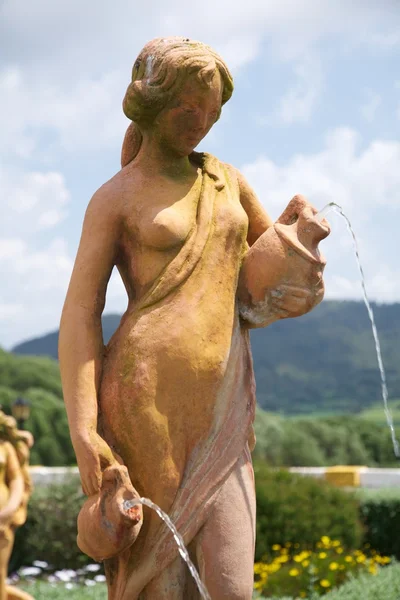 Женская скульптура с двумя вазами — стоковое фото