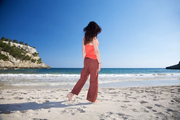 Женщина ходит и смотрит на океан — стоковое фото