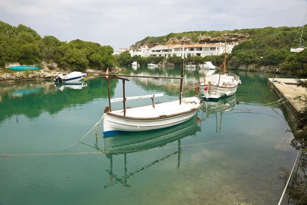 Boats at bay of Menorca — Stock Photo, Image