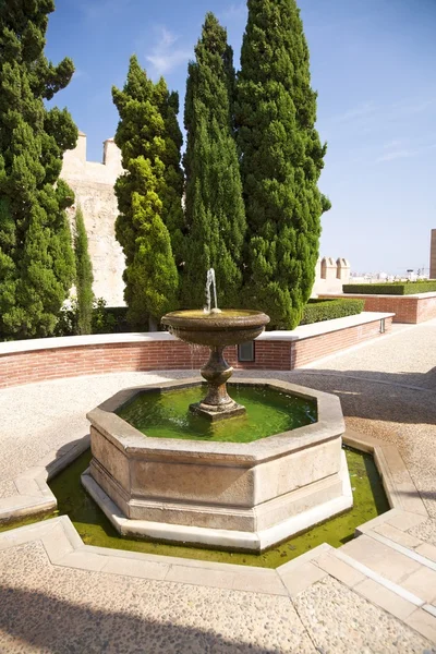 Шестигранна фонтан на Альмерія замок — стокове фото
