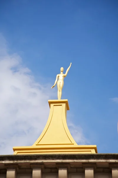 Kobieta złoty posąg w figueres — Zdjęcie stockowe