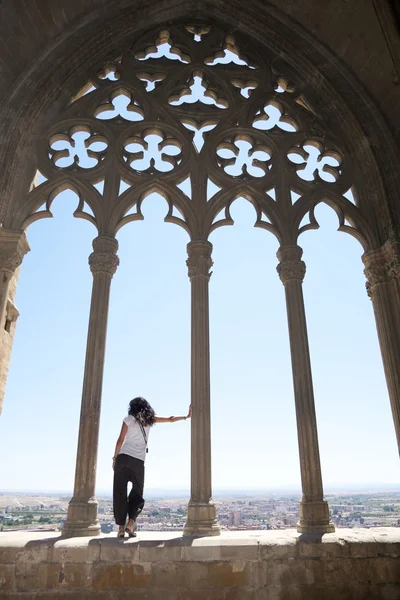 Kvinnan tittar lleida från cathedral — Stockfoto