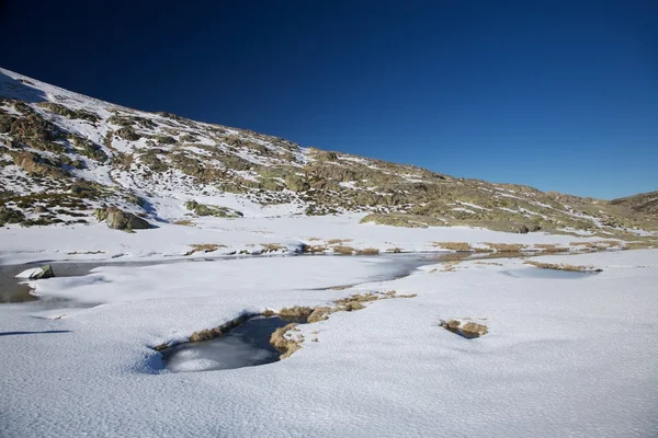 Lago ghiacciato sulle montagne Gredos — Foto Stock