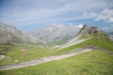 vadi üzerinde ileri 4 x 4 araç