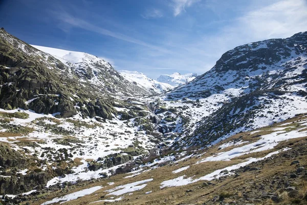 Sneeuw vallei op de gredos-bergen — Stockfoto