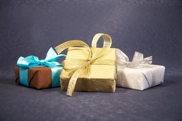 Drei Geschenkboxen auf dunkelblauem Hintergrund — Stockfoto