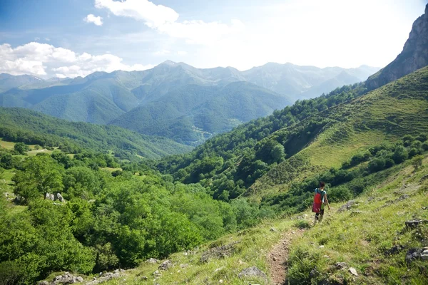Viajando mulher vale abaixo em Picos de Europa — Fotografia de Stock