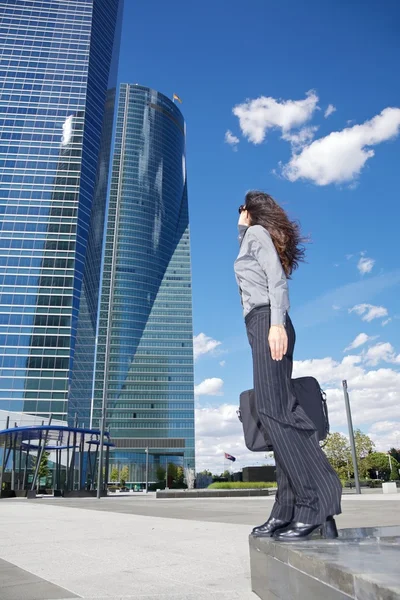 Два небоскреба и деловая женщина — стоковое фото