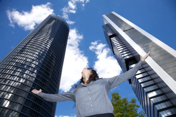 Felhőkarcolók rajongó nő — Stock Fotó