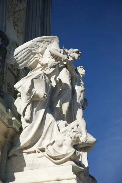 マドリードでの天使の彫刻記念碑 — ストック写真