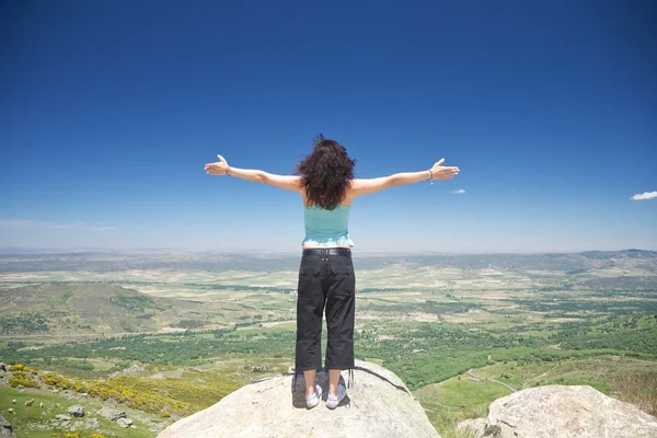 Руки крест женщина на вершине горы — стоковое фото