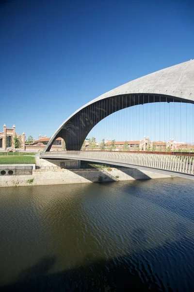 Voetgangersbrug over de rivier manzanares — Stockfoto