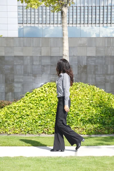 Kobieta po stronie chodzenie — Zdjęcie stockowe