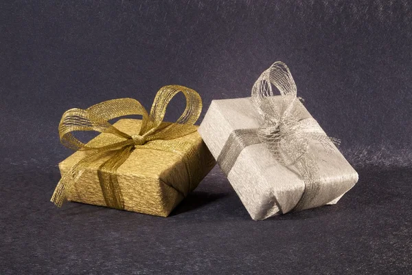 Silberne und goldene Geschenkboxen — Stockfoto