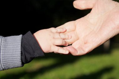 Bebek anne parmakları alarak