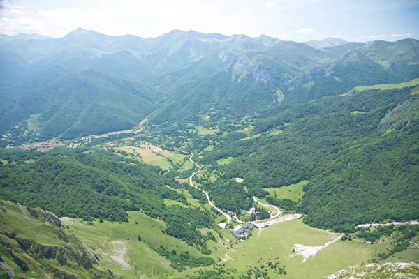 Vista aérea da aldeia de Fuente De — Fotografia de Stock