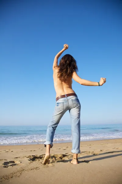 Mutlu kadın deniz kıyısı dans etmek. — Stok fotoğraf