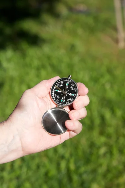 Oma-Hände mit Kompass auf grünem Rasen — Stockfoto