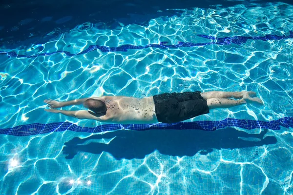 Esticado homem mergulho — Fotografia de Stock