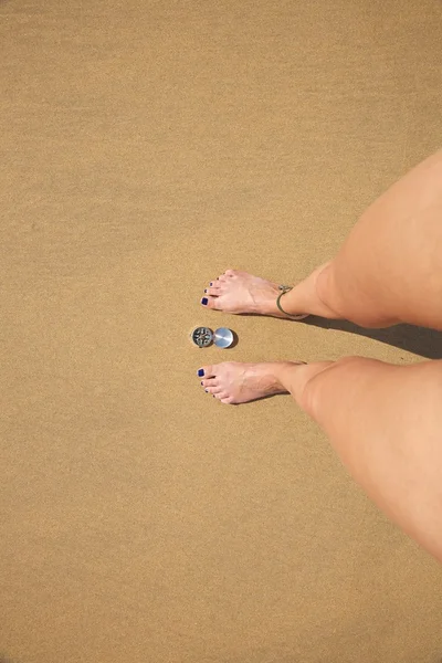 女人腿与银指南针 — 图库照片