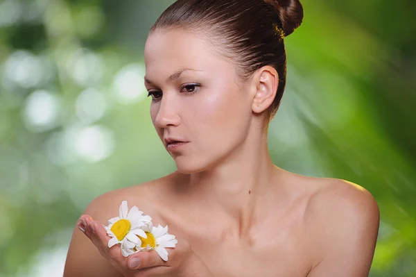 Bella ragazza con fiore di camomilla in mano all'aperto — Foto Stock