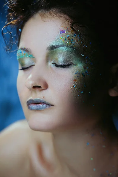Vacker kvinna med slutna ögon ljusa makeup för nyårsfest — Stockfoto