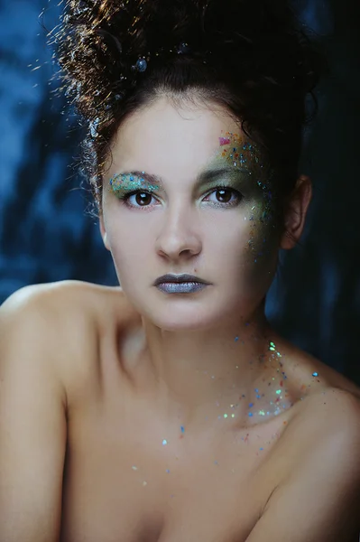 Schöne Frau mit hellem Make-up für Neujahr oder Weihnachtsfeier — Stockfoto