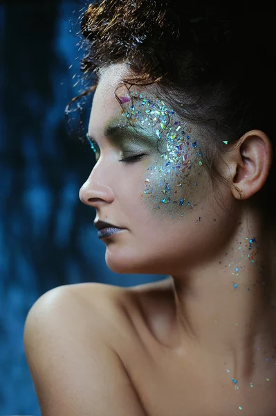 Vacker kvinna med ljust glitter makeup inredda för jullov — Stockfoto