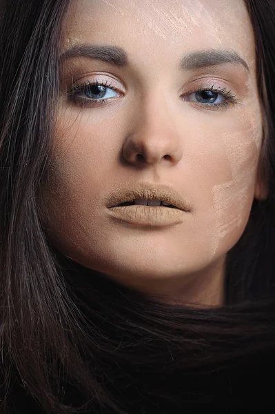 Vacker brunett kvinna med hälsa hud appling pulver — Stockfoto