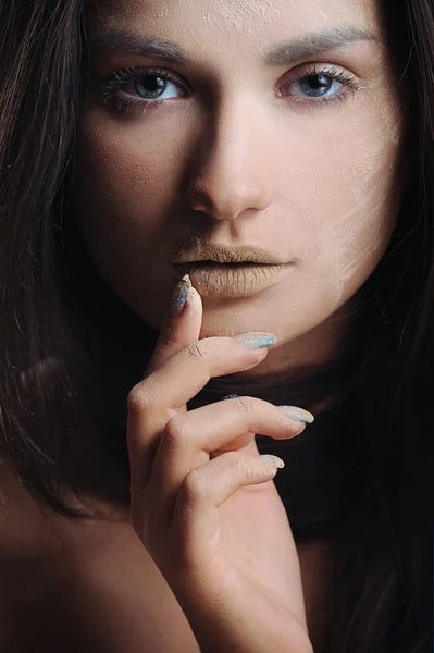 Beautiful woman applying female makeup powder on her lips — Stock Photo, Image