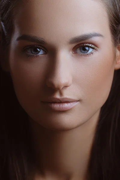 Schöne Frau mit gesunder Haut und natürlichem, zartem Make-up — Stockfoto
