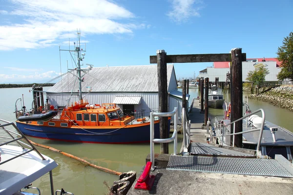 Reddingsboot afgemeerd in een visserij haven richmond bc. — Stockfoto