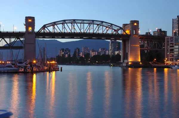 Burrard most v soumraku vancouver bc., Kanada. — Stock fotografie