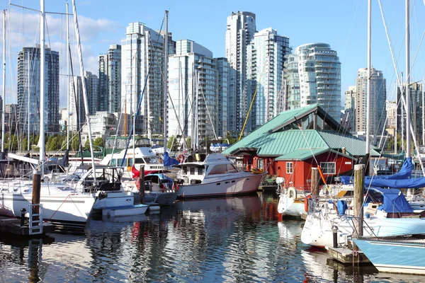 Vancouver bc downtown skyline på false creek Kanada. — Stockfoto