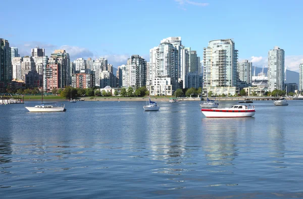 Vancouver bc downtown skyline op false creek canada. — Stockfoto