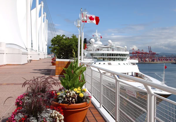 Kanada place & ein ankerndes kreuzfahrtschiff, vancouver bc canada. — Stockfoto