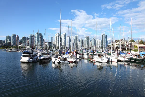Vancouver bc waterfront skyline & segelbåtar. — Stockfoto