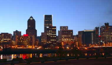 Portland oregon skyline alacakaranlıkta.