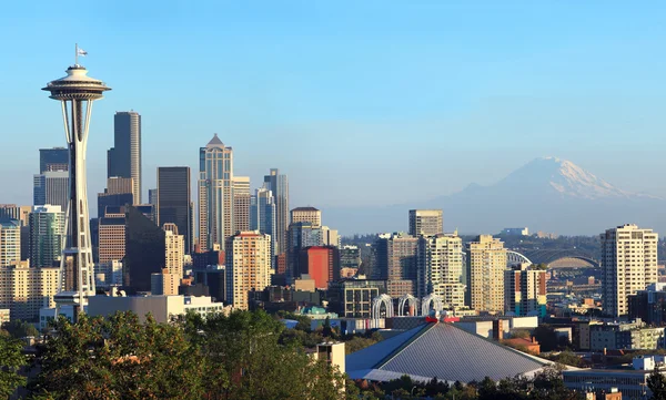 Vista panorámica del horizonte de Seattle al atardecer y Mt. Rainier. . — Foto de Stock
