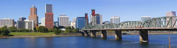 Um panorama do centro de Portland Oregon & Hawthorne ponte . — Fotografia de Stock