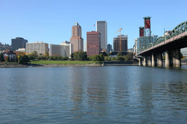 Portland oregon skyline & brücke vom fluss. — Stockfoto