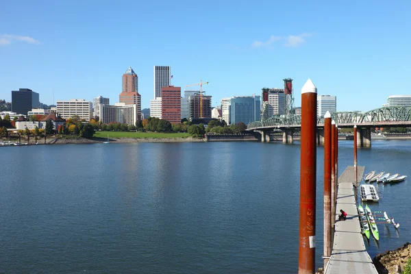 Portland oregon skyline & bridge von über dem fluss. — Stockfoto